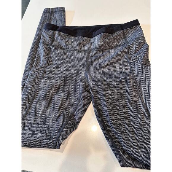 Lululemon leggings size. 8 - Picture 7 of 8
